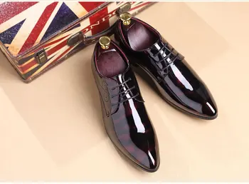 Sapato asculino social mens patente de couro metalizado sapatos de homens luxo pontudo de casamento sapatos oxford para homens flats laço loafer